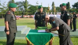 Danrem 012/Teuku Umar, Kolonel Inf Benny Rahadian memimpin upacara Serah Terima Jabatan empat Komandan Satuan jajaran Korem 012/Teuku Umar, pada Sabtu (28/6). (Foto: Ist)