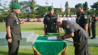 Danrem 012/Teuku Umar, Kolonel Inf Benny Rahadian memimpin upacara Serah Terima Jabatan empat Komandan Satuan jajaran Korem 012/Teuku Umar, pada Sabtu (28/6). (Foto: Ist)