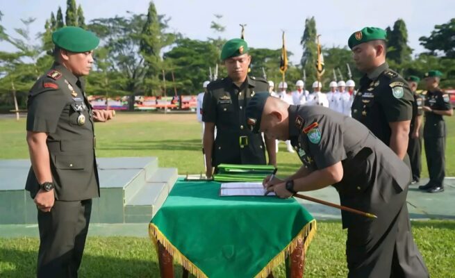 Danrem 012/Teuku Umar, Kolonel Inf Benny Rahadian memimpin upacara Serah Terima Jabatan empat Komandan Satuan jajaran Korem 012/Teuku Umar, pada Sabtu (28/6). (Foto: Ist)