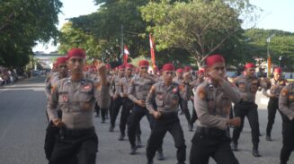 Sejumlah polisi mengikuti gladi bersih atraksi bela diri yang akan ditampilkan pada peringatan Hari Bhayangkara ke-79 di Lapangan Blang Padang, Banda Aceh. (Foto: Ist)