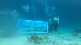 Ditpolairud Polda Aceh mengibarkan bendera Merah Putih di dasar laut perairan Sabang, Sabtu, 28 Juni 2025. (Foto: Ist)