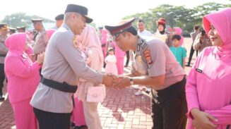 Wakapolda Aceh Brigjen Pol Ari Wahyu Widodo memberikan ucapan selamat kepada personel, saat memimpin upacara laporan kenaikan pangkat di Mapolda Aceh, Senin, 30 Juni 2025. (Foto: Ist)