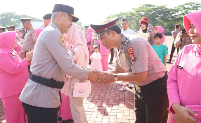 Wakapolda Aceh Brigjen Pol Ari Wahyu Widodo memberikan ucapan selamat kepada personel, saat memimpin upacara laporan kenaikan pangkat di Mapolda Aceh, Senin, 30 Juni 2025. (Foto: Ist)