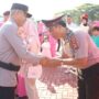 Wakapolda Aceh Brigjen Pol Ari Wahyu Widodo memberikan ucapan selamat kepada personel, saat memimpin upacara laporan kenaikan pangkat di Mapolda Aceh, Senin, 30 Juni 2025. (Foto: Ist)