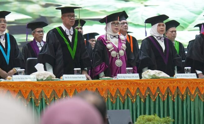 Universitas Syiah Kuala (USK) melalui Sidang Terbuka Senat Akademik Universitas mengukuhkan empat profesor baru di Gedung AAC Dayan Dawood, Banda Aceh, Senin (30/6). (Foto: For Infoaceh.net)