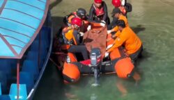 Tim SAR melakukan evakuasi jenazah dua anak asal Meulaboh, Aceh Barat yang terseret arus laut di Pantai Lhoknga, Aceh Besar, da ditemukan dalam kondisi meninggal dunia, Senin, 30 Juni 2025. (Foto: Ist)