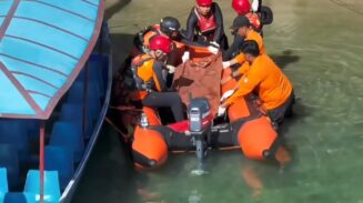 Tim SAR melakukan evakuasi jenazah dua anak asal Meulaboh, Aceh Barat yang terseret arus laut di Pantai Lhoknga, Aceh Besar, da ditemukan dalam kondisi meninggal dunia, Senin, 30 Juni 2025. (Foto: Ist)