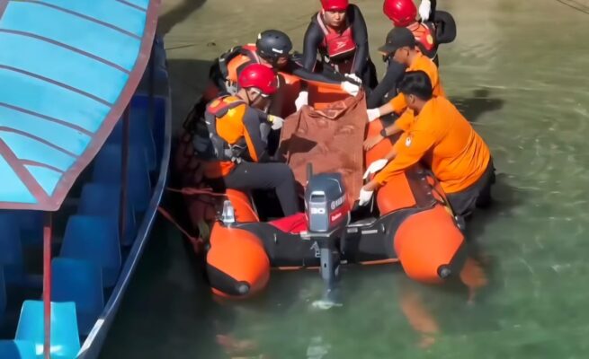 Tim SAR melakukan evakuasi jenazah dua anak asal Meulaboh, Aceh Barat yang terseret arus laut di Pantai Lhoknga, Aceh Besar, da ditemukan dalam kondisi meninggal dunia, Senin, 30 Juni 2025. (Foto: Ist)