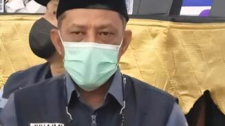 Petugas haji Aceh Juhaimi Bakri saat melayani jamaah kloter 02, aula Jeddah Asrama Haji Banda Aceh, Ahad pagi (29/6)