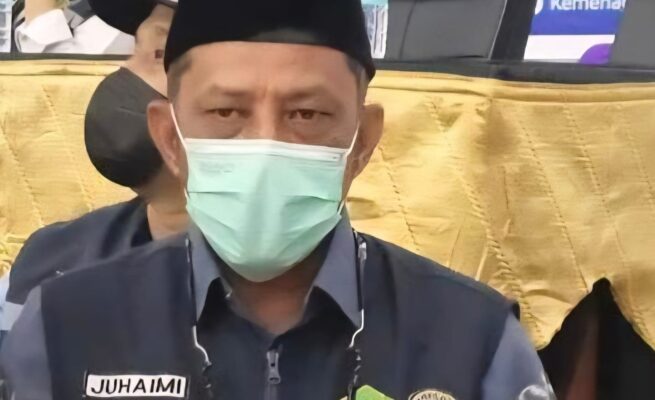 Petugas haji Aceh Juhaimi Bakri saat melayani jamaah kloter 02, aula Jeddah Asrama Haji Banda Aceh, Ahad pagi (29/6)