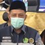 Petugas haji Aceh Juhaimi Bakri saat melayani jamaah kloter 02, aula Jeddah Asrama Haji Banda Aceh, Ahad pagi (29/6)