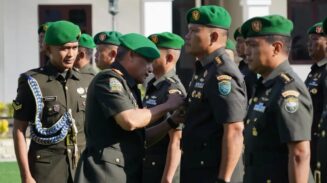 Pangdam IM Mayjen TNI Niko Fahrizal memimpin upacara serah terima jabatan dan tradisi satuan pejabat Kodam IM di Lapangan Sanggamara Makodam IM, Senin (30/6/2025). (Foto: Ist)