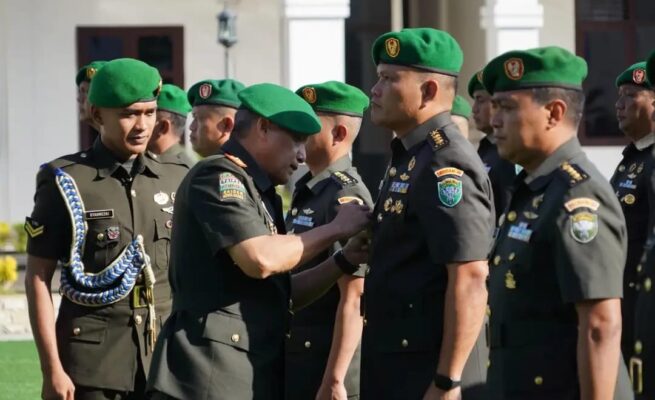 Pangdam IM Mayjen TNI Niko Fahrizal memimpin upacara serah terima jabatan dan tradisi satuan pejabat Kodam IM di Lapangan Sanggamara Makodam IM, Senin (30/6/2025). (Foto: Ist)
