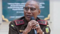 Wakajati Aceh Muhibuddin SH MH jadi narasumber dalam kegiatan orientasi pegawai baru, FGD pengelolaan barang dan jasa, serta kuliah umum di RSUDZA Banda Aceh, Senin (30/6). (Foto: For Infoaceh.net)