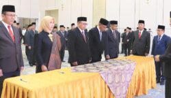 Menteri Agama Prof Nasaruddin Umar melantik Prof Dr Danial MAg sebagai Rektor UIN Sultanah Nahrasiyah Lhokseumawe masa jabatan 2025–2029 di Aula Kantor Kementerian Agama RI, Jalan Thamrin, Jakarta, Senin (30/6). (Foto: Ist)