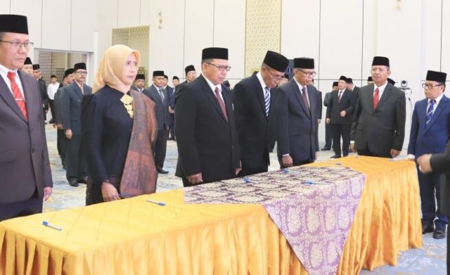Menteri Agama Prof Nasaruddin Umar melantik Prof Dr Danial MAg sebagai Rektor UIN Sultanah Nahrasiyah Lhokseumawe masa jabatan 2025–2029 di Aula Kantor Kementerian Agama RI, Jalan Thamrin, Jakarta, Senin (30/6). (Foto: Ist)
