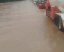 Hujan deras yang mengguyur sejak siang menyebabkan banjir di ruas Tol Jakarta–Merak, tepatnya di KM 24 arah Karawaci–Bitung, Sabtu (28/6/2025)