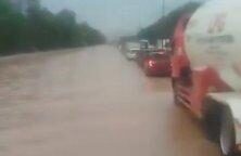 Hujan deras yang mengguyur sejak siang menyebabkan banjir di ruas Tol Jakarta–Merak, tepatnya di KM 24 arah Karawaci–Bitung, Sabtu (28/6/2025)
