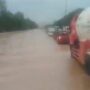 Hujan deras yang mengguyur sejak siang menyebabkan banjir di ruas Tol Jakarta–Merak, tepatnya di KM 24 arah Karawaci–Bitung, Sabtu (28/6/2025)