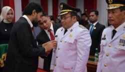 Gubernur Muzakir Manaf melantik Zulkifli H. Adam sebagai Wali Kota dan Drs Suradji Junus sebagai Wakil Wali Kota Sabang Periode 2025-20230 pada Rapat Paripurna DPRK Sabang, Sabtu (14/6). (Foto: For Infoaceh.net)