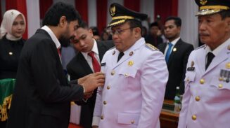 Gubernur Muzakir Manaf melantik Zulkifli H. Adam sebagai Wali Kota dan Drs Suradji Junus sebagai Wakil Wali Kota Sabang Periode 2025-20230 pada Rapat Paripurna DPRK Sabang, Sabtu (14/6). (Foto: For Infoaceh.net)