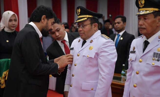 Gubernur Muzakir Manaf melantik Zulkifli H. Adam sebagai Wali Kota dan Drs Suradji Junus sebagai Wakil Wali Kota Sabang Periode 2025-20230 pada Rapat Paripurna DPRK Sabang, Sabtu (14/6). (Foto: For Infoaceh.net)