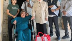 Anggota Komisi VIII DPR RI, Wardatul Asriah, saat menyerahkan bantuan Asistensi Rehabilitasi Sosial (ATENSI) dari Kementerian Sosial di Kabupaten Karawang, Jawa Barat, Rabu (25/6/2025).