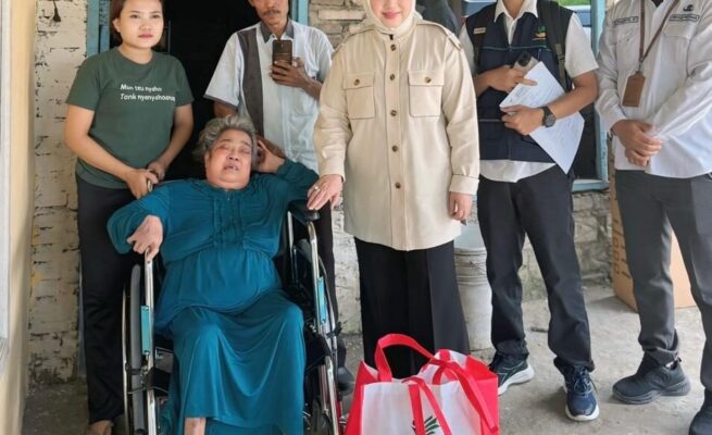 Anggota Komisi VIII DPR RI, Wardatul Asriah, saat menyerahkan bantuan Asistensi Rehabilitasi Sosial (ATENSI) dari Kementerian Sosial di Kabupaten Karawang, Jawa Barat, Rabu (25/6/2025).