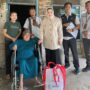 Anggota Komisi VIII DPR RI, Wardatul Asriah, saat menyerahkan bantuan Asistensi Rehabilitasi Sosial (ATENSI) dari Kementerian Sosial di Kabupaten Karawang, Jawa Barat, Rabu (25/6/2025).