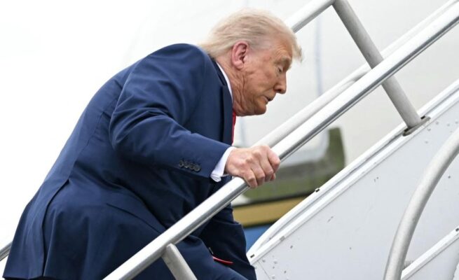 Trump Dirujak Habis saat Kesandung di Tangga Air Force One