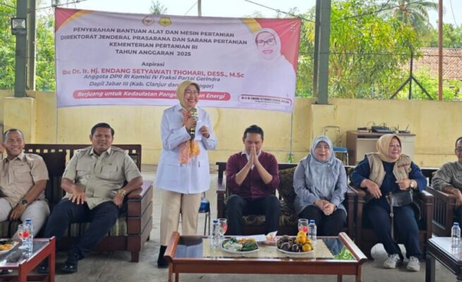 Anggota DPR RI dari Fraksi Partai Gerindra Dapil Jawa Barat III, Endang  Thohari, menyerahkan bantuan alat dan mesin pertanian (alsintan) kepada para petani di Kabupaten Cianjur.