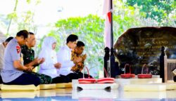 Gibran Ziarah Makam Bung Karno di Blitar
