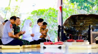 Gibran Ziarah Makam Bung Karno di Blitar