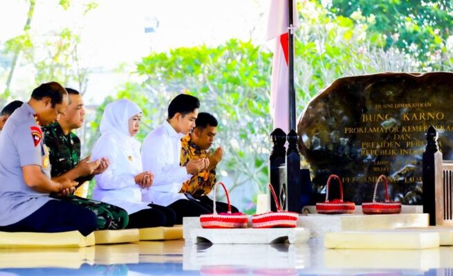 Gibran Ziarah Makam Bung Karno di Blitar