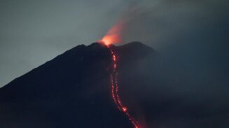Aktivitas vulkanik Gunung Semeru kembali meningkat. Pada Jumat malam (27/6/2025)