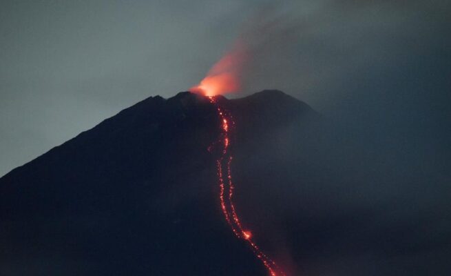 Aktivitas vulkanik Gunung Semeru kembali meningkat. Pada Jumat malam (27/6/2025)