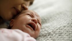 Salah Kaprah Orang Tua Beri Susu saat Si Kecil Terbangun Tengah Malam