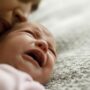 Salah Kaprah Orang Tua Beri Susu saat Si Kecil Terbangun Tengah Malam