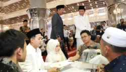Infoaceh.net – Sebanyak 100 pasangan mengikuti prosesi nikah massal yang digelar di Masjid Istiqlal, Jakarta, Sabtu (28/6/2025). Acara ini menjadi bagian dari peringatan Tahun Baru Islam 1 Muharram 1447 Hijriah yang diselenggarakan oleh Kementerian Agama RI. Pantauan di lokasi, ratusan mempelai pria dan wanita tampak khidmat mengenakan busana adat dan pakaian muslim formal. Mereka duduk berdampingan di atas karpet merah masjid, didampingi wali serta keluarga masing-masing. Di depan mereka tertata kotak mahar dan dokumen nikah yang menjadi simbol keabsahan prosesi akad. Akad nikah berlangsung bergantian di bawah pengawasan para penghulu dari Kantor Urusan Agama (KUA). Prosesi berjalan tertib dan penuh haru. Menteri Agama Nasaruddin Umar yang hadir langsung menyampaikan apresiasinya terhadap antusiasme para peserta. Ia menyebut nikah massal ini bukan sekadar peristiwa administratif, melainkan momentum spiritual yang membawa berkah. “Insyaallah ini momen penuh berkah. Fasilitas sudah kami siapkan, termasuk kamar hotel untuk semua pasangan. Malam ini, silakan menikmati malam halal,” ujar Nasaruddin yang disambut gelak tawa para hadirin. Tak hanya akomodasi, beberapa pasangan juga mendapatkan bantuan modal usaha dari mitra penyelenggara. Nasaruddin berharap pernikahan massal ini menjadi awal kehidupan yang sakinah, baik di dunia maupun akhirat. “Pernikahan bukan hanya tanggung jawab duniawi, tapi juga hingga akhirat. Ibu-ibu, jangan takut disaingi bidadari surga, karena ibu-ibu yang salehah akan lebih cantik dari bidadari,” tambahnya dengan senyum. Program nikah massal ini ditujukan bagi masyarakat kurang mampu yang terkendala biaya. Pendaftaran dilakukan melalui KUA masing-masing hingga 20 Juni 2025. Seluruh fasilitas diberikan secara gratis, termasuk bimbingan perkawinan (Bimwin), buku nikah, serta suvenir resmi dari panitia. Direktur Jenderal Bimbingan Masyarakat Islam Kemenag, Abu Rokhmad, menegaskan bahwa program ini bertujuan memberikan legalitas pernikahan baik secara agama maupun negara. “Kami ingin membuka akses pernikahan yang sah tanpa beban biaya, agar masyarakat bisa melangsungkan kehidupan rumah tangga dengan tenang dan resmi,” ujarnya. Suasana hangat, tawa haru, dan rasa syukur mewarnai seluruh rangkaian acara, menjadikan nikah massal ini sebagai salah satu peringatan Tahun Baru Islam yang paling membekas di hati para peserta dan keluarga.