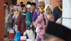 Sebanyak 380 jemaah haji asal Banyuwangi yang tergabung dalam Kelompok Terbang (Kloter) 44 Debarkasi Surabaya akhirnya tiba dengan selamat di Tanah Air, Rabu (25/6/2025).