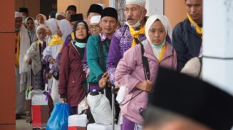 Sebanyak 380 jemaah haji asal Banyuwangi yang tergabung dalam Kelompok Terbang (Kloter) 44 Debarkasi Surabaya akhirnya tiba dengan selamat di Tanah Air, Rabu (25/6/2025).