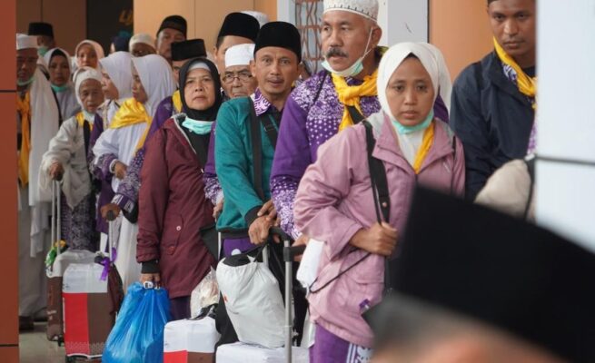 Sebanyak 380 jemaah haji asal Banyuwangi yang tergabung dalam Kelompok Terbang (Kloter) 44 Debarkasi Surabaya akhirnya tiba dengan selamat di Tanah Air, Rabu (25/6/2025).