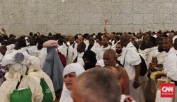 Jemaah Haji Mulai Melempar Jumrah Aqabah di Mina