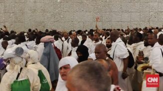 Jemaah Haji Mulai Melempar Jumrah Aqabah di Mina