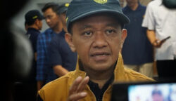Dicari Massa Aksi, Bahlil Keluar dari Pintu Belakang Bandara Sorong
