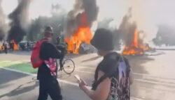 Los Angeles Membara, Pengunjuk Rasa dan Aparat Saling Serang, Mobil-mobil Dibakar