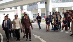 Mantan Mendikbud Ristek Nadiem Makarim penuhi panggilan penyidik Kejaksaan Agung (Kejagung) guna jalani pemeriksaan sebagai saksi dugaan korupsi pengadaan laptop chromebook, Senin (23/6/2025).