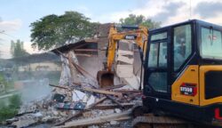 Petugas gabungan membongkar bangunan-bangunan liar yang difungsikan sebagai tempat karaoke hingga diduga tempat prostitusi di lahan bekas Terminal Ciputat (Roxy), Tangerang Selatan (Tangsel), Senin (23/6/2025).