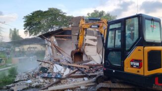 Petugas gabungan membongkar bangunan-bangunan liar yang difungsikan sebagai tempat karaoke hingga diduga tempat prostitusi di lahan bekas Terminal Ciputat (Roxy), Tangerang Selatan (Tangsel), Senin (23/6/2025).