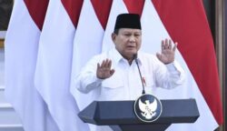 Presiden Prabowo Subianto menggelar rapat terbatas (ratas) dengan sejumlah menterinya di Istana Kepresidenan, Jakarta, Senin (2/6).